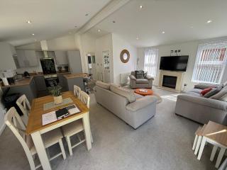 Fox Lodge at Owlet Hideaway - with Hot Tub, Near York - York - 1