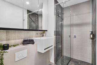 Stylish Central Gem 2B CBD Apt With Pool, Gym & Sauna - 9