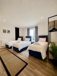 LUXURY & STYLISH Bedford Apartment, SLEEPS 5, FREE PARKING, 2 BATH, 4 Separate Beds and close to M1 - 7