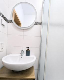 Gemütliches Apartment - hochwertiges Boxspringbett, privater Parkplatz, Terrasse, komplette Küche, WLAN, 40 Zoll HD TV - 1