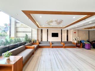Queen Ann Hotel - 1