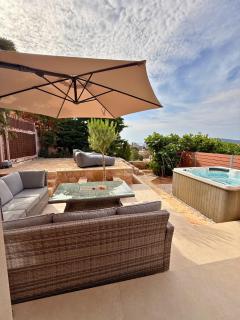 The Hilltop Haven Retreat with jacuzzi - 7