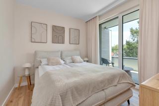Nowoczesny Apartament z Balkonem i Parkingiem Blisko Plaży by Noclegi Renters - 9