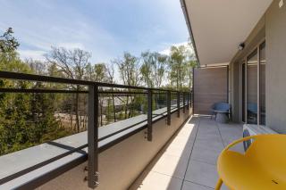 Nowoczesny Apartament z Balkonem i Parkingiem Blisko Plaży by Noclegi Renters - 6