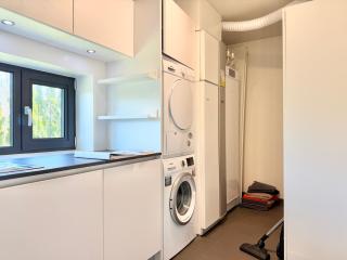 Workers and Family Homes 5BR Team House for 10, Free Parking Near Volvo & Landvetter - 2