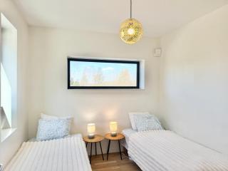 Workers and Family Homes 5BR Team House for 10, Free Parking Near Volvo & Landvetter - 1