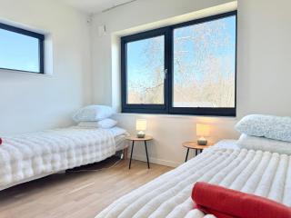 Workers and Family Homes 5BR Team House for 10, Free Parking Near Volvo & Landvetter - 5