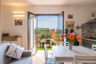10' from the Sea, Apartment with Garden, WiFi & AC - 2