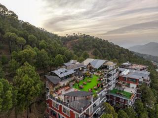 Nest in Hill crest Kasauli ! 2 BHK Luxurious Apartment ! Panaromic Mountain Views ! Rooftop Cafe ! Bonfire - 9