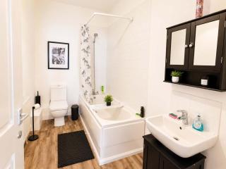 Bright Airy 2 Double Bedroom Flat in Town Centre - 4