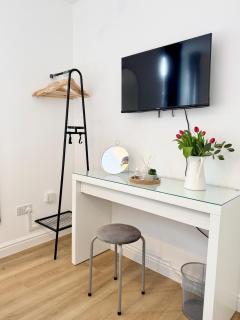 Cosy 2-Bed Apartment with Roof Garden & Free Parking Sleeps 5 - 6