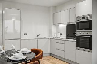 Luxury 2BR - 5 Min to Thorpe Park - 12 to Heathrow - 8