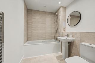 Luxury 2BR - 5 Min to Thorpe Park - 12 to Heathrow - 9