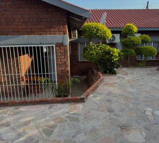 Lolo's Guesthouse - 0