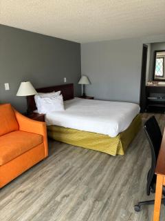 Home Town Inn - 4