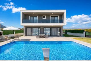 Villa Grand Yasar 4 - 0