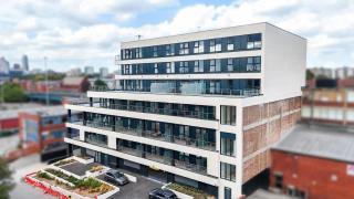 Stylish 2BR City Apartment Free Parking & Terrace - 6