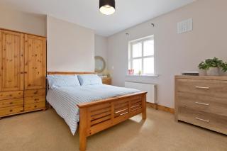 Spacious 5-Bed Home Near Dublin, LUAS & Airport - 2