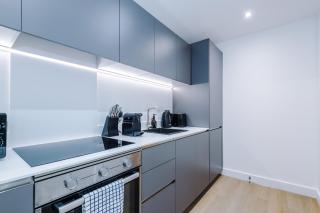 Stylish 2BR City Apartment Free Parking & Terrace - 6