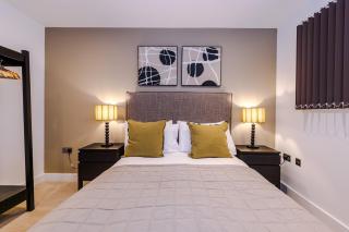 Stylish 2BR City Apartment Free Parking & Terrace - 4