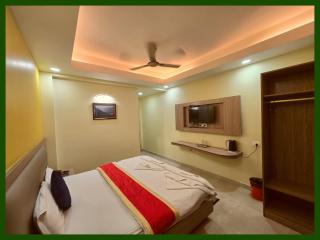SEA BEACH HOTEL - Fully Air Conditioned - RO-BE-INN - PURI - Near Shree Jagannath Temple - Golden Beach - Light House Beach, Lift, Restaurant ,Parking, Free Wi-Fi , near P A R K Guest House ! Premium Rooms With Family Retreat - 9
