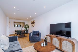 Stylish 2BR City Apartment Free Parking & Terrace - 0