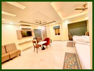 SEA BEACH HOTEL - Fully Air Conditioned - RO-BE-INN - PURI - Near Shree Jagannath Temple - Golden Beach - Light House Beach, Lift, Restaurant ,Parking, Free Wi-Fi , near P A R K Guest House ! Premium Rooms With Family Retreat - 8