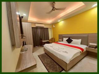 SEA BEACH HOTEL - Fully Air Conditioned - RO-BE-INN - PURI - Near Shree Jagannath Temple - Golden Beach - Light House Beach, Lift, Restaurant ,Parking, Free Wi-Fi , near P A R K Guest House ! Premium Rooms With Family Retreat - 6