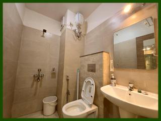 SEA BEACH HOTEL - Fully Air Conditioned - RO-BE-INN - PURI - Near Shree Jagannath Temple - Golden Beach - Light House Beach, Lift, Restaurant ,Parking, Free Wi-Fi , near P A R K Guest House ! Premium Rooms With Family Retreat - 1