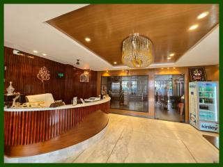 SEA BEACH HOTEL - Fully Air Conditioned - RO-BE-INN - PURI - Near Shree Jagannath Temple - Golden Beach - Light House Beach, Lift, Restaurant ,Parking, Free Wi-Fi , near P A R K Guest House ! Premium Rooms With Family Retreat - 2