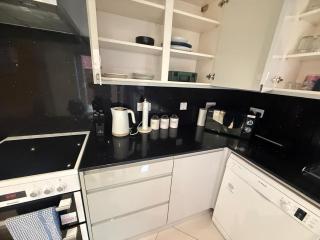 Charming & Bright Reading Stay Near River, Shops & Steps from Reading Station - 5