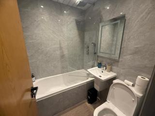 Charming & Bright Reading Stay Near River, Shops & Steps from Reading Station - 2