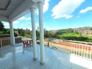 Park View Perch Guest house with Balcony near Downtown - 1