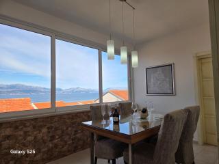APARTMENT MARCELA SUTIVAN - large two-bedroom apartment with two bathrooms - excellent location right by the town center and the beach - parking space provided - panoramic view of the sea and the town - 3