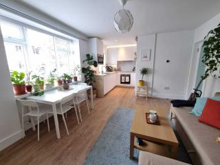 Charming Sandymount APT Sleeps 4 - 8