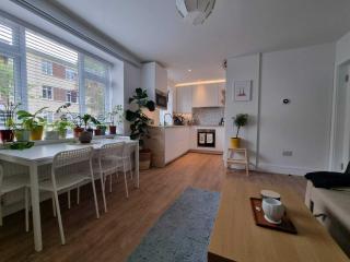 Charming Sandymount APT Sleeps 4 - 5