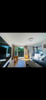 Elegant 2BR Apartment with Balcony & Free Parking - 1