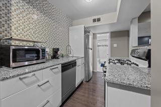 Chic Montrose Apartment with King Bed & Parking - 9