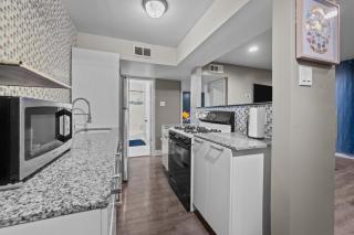 Chic Montrose Apartment with King Bed & Parking - 5