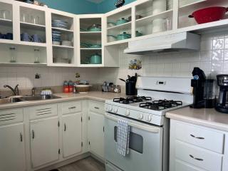 Family Getaway w-Pool Park & Near Beaches - 4