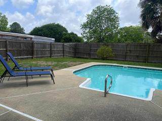 Family Getaway w-Pool Park & Near Beaches - 3