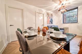 Lockside Suite 3-Bedroom Sophisticated Flat - 1