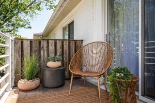 The Montclair - 2BR Rosslyn Apartment with Balcony & 2 Free Parking Passes - 7