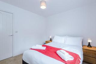 Modern 4BR Home in Preston Parking Sleeps 8 - 6