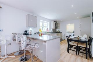 Modern 4BR Home in Preston Parking Sleeps 8 - 4