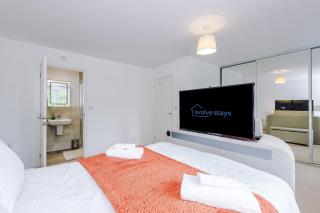 Modern 4BR Home in Preston Parking Sleeps 8 - 8