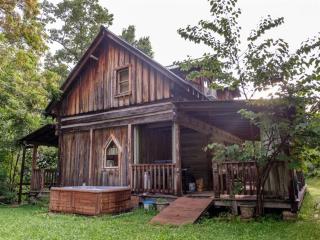 Log Cabin Getaway in the RRG - 9