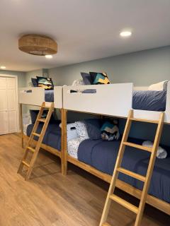 Fun 5 Bedroom Lakefront Cottage - 1