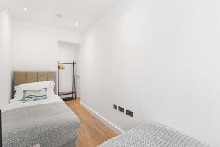 Bright 2BR Flat Close to Shops in Beckenham - 2