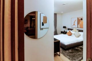 L&B signature stays - 2